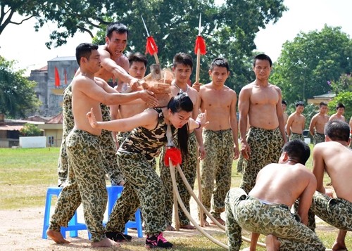 Cán bộ,  chiến đấu viên Đặc công phải rèn luyện trong thời gian dài và công phu để đạt được trình độ kỹ, chiến thuật thuần thục, đồng thời có ý chí, bản lĩnh, tâm lý vững vàng, có sức khỏe bền bỉ, dẻo dai, đủ sức hoạt động với cường độ cao, ở nhiều địa hình hiểm trở, phức tạp. Ảnh: Các chiến đấu viên vận công đẩy cong ngọn thương nhọn cắm vào yết hầu.