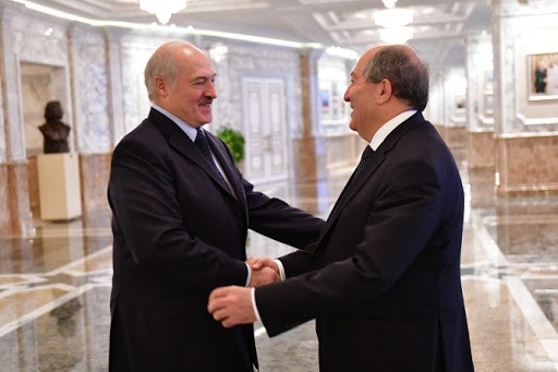 Trong cuộc điện đàm với người đồng cấp Armenia Armen Sarkissian, Tổng thống Belarus Alexander Lukashenko khẳng định không cung cấp bất kỳ thiết bị quân sự nào cho Armenia hay Azerbaijan trong vòng 6 tháng gần đây. Cũng trong cuộc điện đàm, nhà lãnh đạo hai nước đã thảo luận về tình hình kinh tế - xã hội và chính trị ở Belarus gần đây.