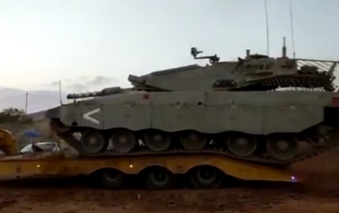 Một xe tăng chiến đấu chủ lực Merkava Mk-4 của Lực lượng Phòng vệ Israel ngày 22-10 được đưa lên xe moóc chuyên chở tại khu vực phía bắc thung lũng Jordan, phía đông Israel. Tuy nhiên, sau khi đưa chiếc xe tăng này lên sàn xe tải, tài xế dường như không đạp phanh, xe tăng vẫn tiếp tục rú ga và lao về phía trước.