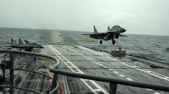 Hợp đồng mua tiêm kích hạm MiG-29K để trang bị cho tàu sân bay INS Vikramaditya của hải quân Ấn Độ ngay từ đầu đã vấp phải nhiều chỉ trích của giới chức quốc phòng quốc gia Nam Á.