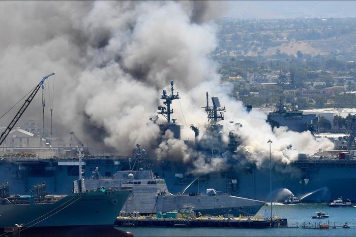 Hải quân Mỹ đã quyết định loại bỏ tàu đổ bộ tấn công USS Bonhomme Richard (LHD-6), CNN đưa tin.