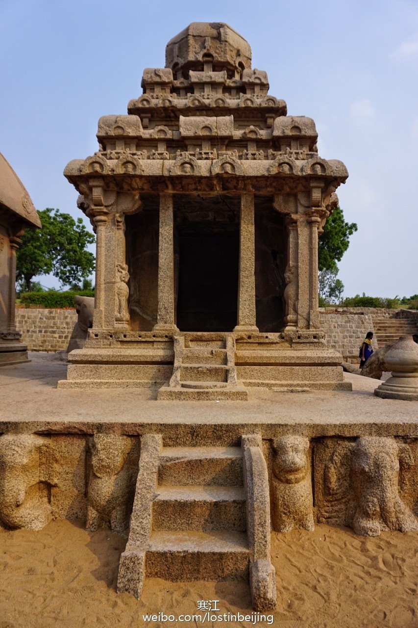  Di tích Mahabalipuram nằm ngay cửa con sông Palar, bên bờ vịnh Bengal (gần thành Madras) ở miền Nam Ấn Độ, là một cụm đền thờ hay Thánh tích nổi tiếng vào bậc nhất của Ấn Độ.