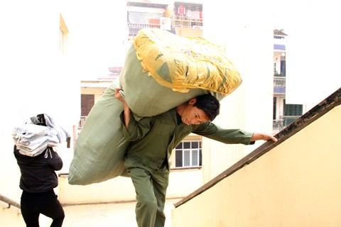 Còng lưng “săn tiền” thưởng Tết