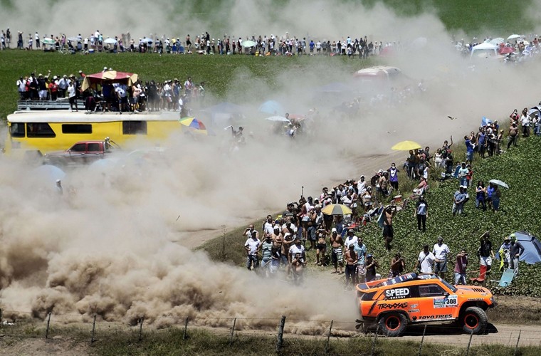 Chặng 1: Buenos Aires đến Villa Carlos Paz, Argentina. Chiếc Hummer của Robby Gordon và đồng đội Johnny Campbell. Ảnh: Frank Fife/AFP/Getty Images