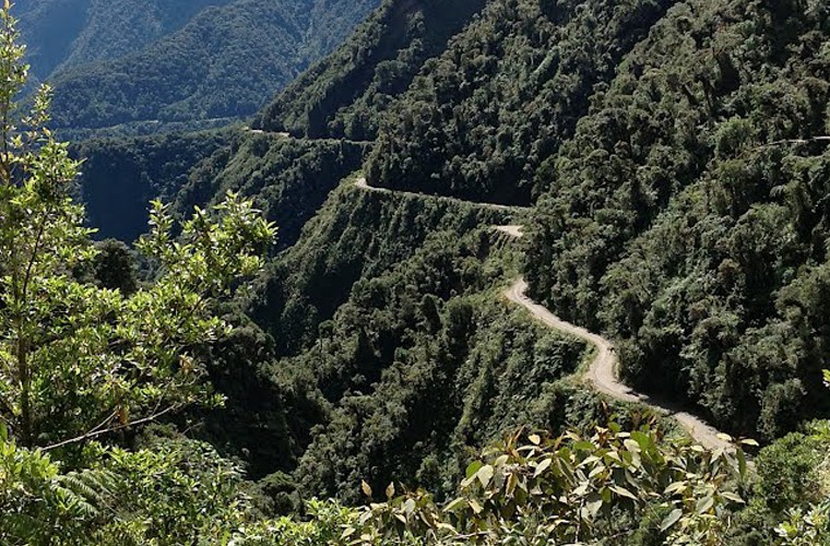 Được mệnh danh là “Đường Tử thần”, đường North Yungas, Yungas, Bolivia trải dài 40 dặm từ La Paz đến Corico. Theo Ngân hàng Phát triển Liên Mỹ, đây là cung đường nguy hiểm nhất thế giới. Đoạn đường này đã đoạt mệnh khoảng 300 người trên những chiếc xe lăn bánh qua đây.