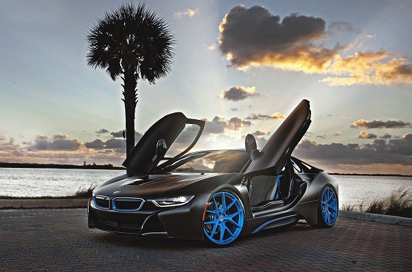 BMW i8 là mẫu xe thể hiện thiết kế tương lai cùng động cơ hybrid thân thiện, mạnh mẽ mà hãng xe Đức muốn áp dụng lên các mẫu xe của mình sau này.