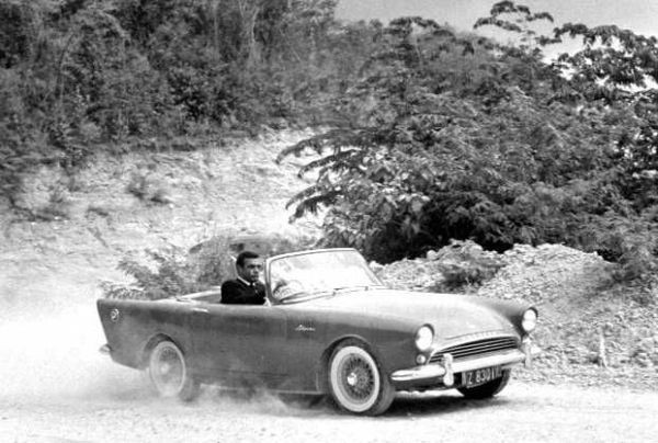 10. Sunbeam Alpine Series II (Dr. No, 1962): Xuất hiện trong bộ phim đầu tiên về 007, chiếc xe này được cho là đã được mượn từ những người sống trong khu vực làm phim, để tiết kiệm chi phí.