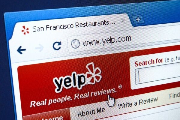 Yelp.com là một trang web kết nối người sử dụng với những dịch vụ như hàng ăn, nha sĩ và cả dịch vụ sửa chữa ô tô. Gõ tên dịch vụ bạn muốn tìm vào khung tìm kiếm bên trái và địa điểm bạn sống vào khung bên phải.