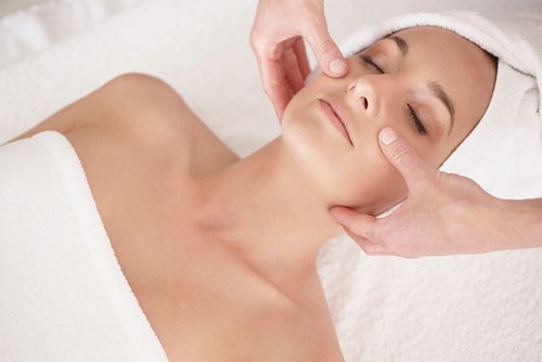 Massage mặt. Nếu đã từng thực hiện ở nhà mà không hiệu quả thì có thể bạn massage sai cách hoặc không duy trì đều đặn. Hãy tạo cho mình thói quen massage mặt hàng ngày để gương mặt được định hình rõ nét. Đây cũng là cách đơn giản vừa giúp tiêu bớt mỡ thừa trên gương mặt, lại vừa căng da, rất tốt cho việc lưu thông máu, giúp bạn có  khuôn mặt Vline. Thời gian thuận tiện và tốt nhất là trước khi đi ngủ..