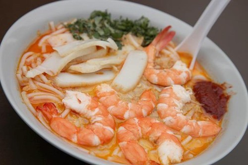 Laksa. Món này còn gọi là cà ri laksa, là sự hòa quyện của các nguyên liệu mì sợi, chả cá, tôm, sò huyết, giá đỗ thái nhỏ và nước ca ri cốt dừa cay cay, nóng hổi. Laksa là món ăn không thể thiếu trong thực đơn của du khách khi đến Singapore. Trung tâm ẩm thực Katong là nơi có các đầu bếp tài hoa, chế biến món laksa ngon nhất cả nước.