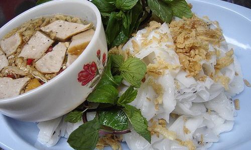 Bánh cuốn Thanh Trì. Đây là món bánh tinh hoa của mảnh đất Hà thành ngàn năm văn hiến. Bột sau khi dàn đều ra mặt tấm vải căng trên nồi nước chờ tới chín sẽ được cuộn lại bằng một thanh tre nhỏ rồi bỏ ra đĩa, cắt làm đôi. Bánh cuốn Thanh Trì có hai loại không nhân và có nhân từ hành, tôm nõn bóc vỏ giã bông hoặc thịt băm. Bánh được dùng với chả quế, đậu rán nóng và nước chấm mắm pha giấm có điểm thêm chút ớt tươi cho thêm phần bắt mắt.