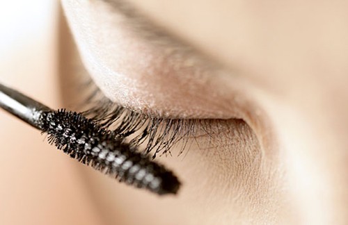 Không nên thường xuyên chải quá nhiều mascara trong một ngày bởi lông mi cũng có thể rụng do hóa chất trong đó.