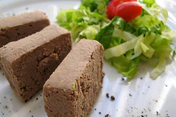 Pate gan. Nên tránh cho con ăn món này, do trong pate gan có chứa nhiều vi khuẩn listeria dễ khiến bé bị ngộ độc, đồng thời hàm lượng vitamin A quá cao cũng không tốt cho sự phát triển của bé.