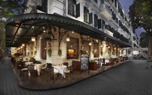 La Terrasse du Metropole, 15 Ngô Quyền, Hoàn Kiếm, Hà Nội. Đây được xem là một quán café vỉa hè sang và đặc biệt nhất Hà thành. Quán nằm dọc trên hè phố Ngô Quyền, uốn theo góc đường Lê Phụng Hiểu, trông ra một góc vườn hoa Con Cóc, La Terrasse du Metropole của khách sạn Sofitel Metropole. Ảnh: foody