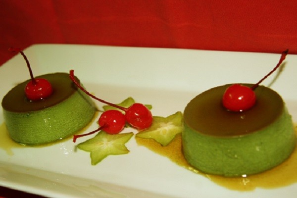 Bột trà xanh (Matcha) được sử dụng phổ biến làm các loại  bánh như bông lan, bánh flan, mousse, bánh quy trà xanh... Bánh mang hương vị trà xanh ngon ngậy hòa quyện với vị sữa ăn vừa lạ lẫm vừa thú vị. (Ảnh: Evavaobep.com)