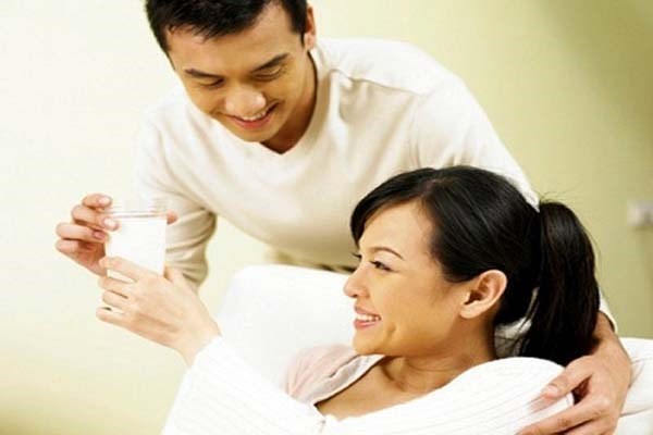 1. Làm cho họ cười. Tiếng cười có thể làm nên điều kỳ diệu, thậm chí có thể thay đổi tương lai của người bệnh. Lượng hoóc - môn cortisol và epinephrine tiết ra trong cơ thể có khuynh hướng giảm đi khi bạn cười. Đây là những hoóc - môn gây stress, ức chế hệ miễn dịch, tạo kẽ hở cho các viêm nhiễm, bệnh tật.