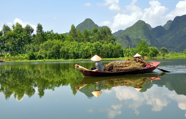 Ngoài lượng phù sa tưới mát cho những cánh đồng thêm màu mỡ, rửa sạch đồng bãi, cuốn trôi phèn mặn, mùa nước nổi còn đem đến nguồn tôm cá dồi dào và những sản vật khác nhiều vô số kể chỉ có riêng miền đồng bằng sông nước.