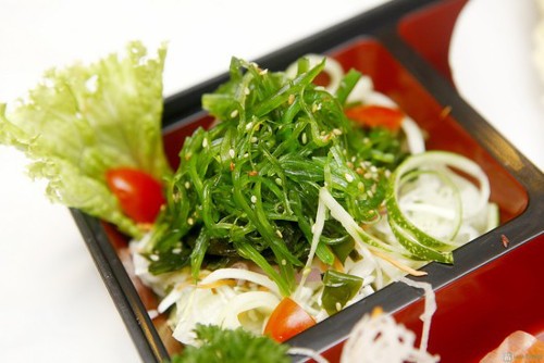  Salad rong biển là món ăn đơn giản, mát và có tác dụng giúp giảm cân. Rong biển ngâm, rửa sạch rồi tước thành sợi nhỏ. Vừng trắng rang vàng. Dưa chuột rửa sạch, bỏ ruột, cắt lát. Trộn dưa chuột, rong biển với giấm, đường, muối sao cho vừa. Để khoảng 5-10 phút cho ngấm rồi cho salad ra đĩa. Xếp xà lách xung quanh và rắc vừng lên trên. Ảnh: bloggiamcan