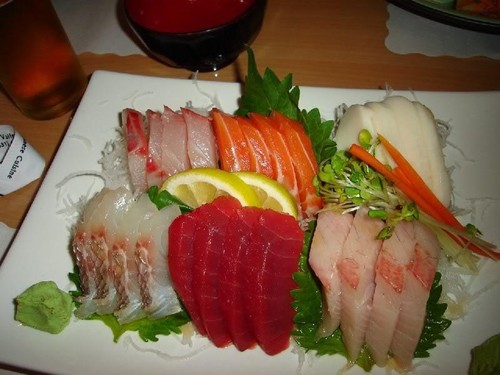 Sashimi là vua của các  món ngon Nhật Bản lạnh, lưu giữ được trọn vẹn sự tươi ngon của hải sản. Vào mùa hè, thưởng thức sashimi thực sự là điều tuyệt vời khi ngồi thưởng thức những miếng cá, mực tươi sống mát lạnh xua tan cái nóng bức. Người Nhật thường một số hải sản làm sashimi như: cá hồi, cá ngừ, cá thu, cá saba, cá nóc, mực, bạch tuộc, tôm biển. Ảnh: amthuc365