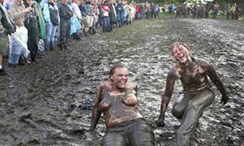 Cuộc thi chạy bùn Mud Day Levens diễn ra hàng năm tại nước Pháp thu hút hàng nghìn người không ngại bẩn đăng kí tham dự. Cuộc đua kéo dài 3 ngày này được tổ chức tại một khu vực ở ngoại ô thủ đô Paris.