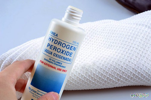 Hydrogen Peroxide (oxy già). Là loại giúp giảm đau và nhiễm trùng nhưng không phải là lựa chọn để điều trị mụn và cho  tiếp xúc da mặt. Bôi Hydrogen Peroxide có thể làm phồng rộp và cháy da, nó còn gây viêm và dị ứng.