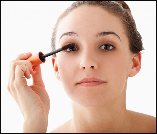 Mascara là một sản phẩm mà hầu hết các phụ nữ đều cần đến để làm cho  đôi mắt long lanh hơn. Thế nhưng, gần đây các chuyên gia trang điểm lại đi ngược quy tắc thông thường.