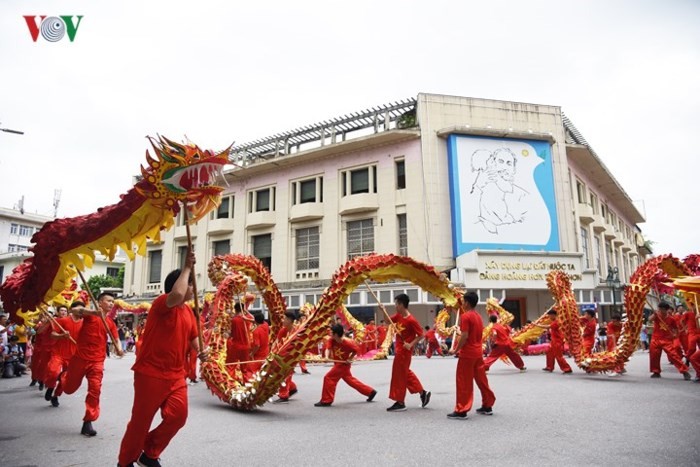 Sáng nay (29/7), hàng ngàn người dân đã đổ về khu vực Hồ Gươm để tham gia và chiêm ngưỡng  Lễ hội đường phố lớn nhất Thủ đô, nhân kỷ niệm 10 năm Hà Nội điều chỉnh địa giới hành chính. 