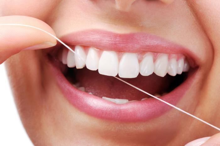  Sử dụng chỉ nha khoa là một thói quen vệ sinh răng miệng quan trọng. Ảnh: shallowfordfamilydental.