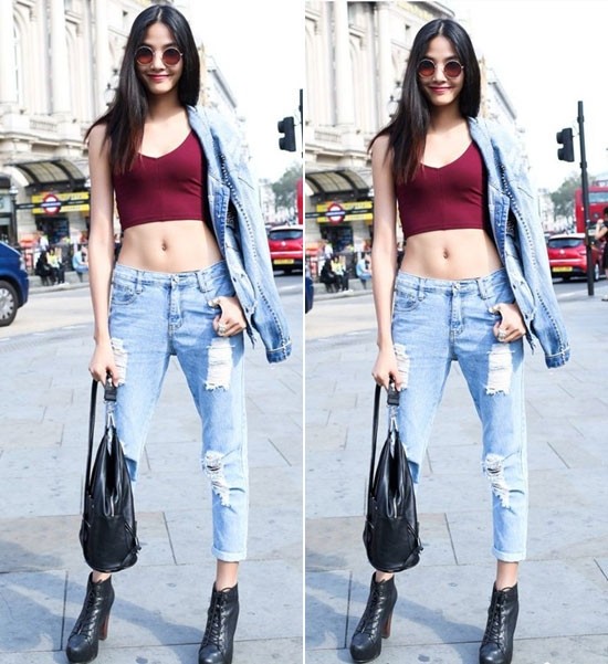 Hoàng Thùy khoe khéo vòng eo con kiến và đôi chân dài miên man với set đồ  quần jean và áo hai dây croptop màu đỏ đô. Ảnh: voh.