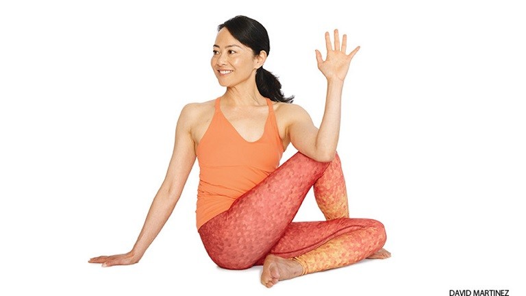  Tư thế biến thể vặn mình (Ardha Matsyendrasana) được đặt tên theo một nhà hiền triết có tên là Matsyendrasana, giúp kích thích phổi và loại bỏ độc tố khỏi cơ thể. Ảnh: thuocdantoc.