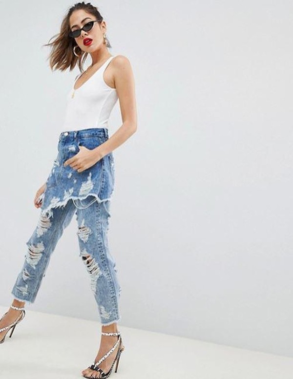 Jeans là một trong những trang phục thông dụng nhất. Để tạo sự mới mẻ, những mốt quần rách, mài hay cách điệu liên tục ra đời để chiều lòng hảo đẹp của phái nữ.