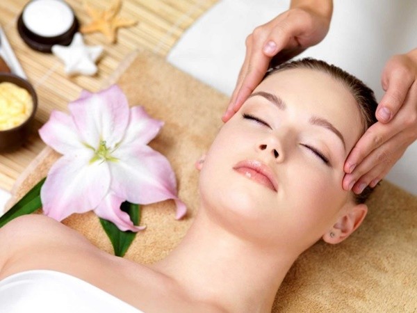 Massage quanh mặt. Thực hiện động tác massage nhẹ nhàng theo chuyển động tròn một vài lần mỗi tuần sẽ giúp bạn sớm có được làn da săn chắc và bóng mượt. 