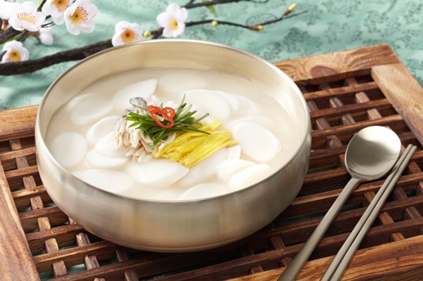 Tteokguk (súp bánh gạo).  Tteokguk là món ngon ngày Tết của người dân xứ Hàn. Bánh được làm từ thịt bò, thêm tảo biển và cá cơm khô tùy theo sở thích. Khi làm, bánh sẽ được tạo hình giống như đồng tiền cổ. Vì vậy, món ăn còn có ý nghĩa biểu tượng cho sự giàu có và thịnh vượng.