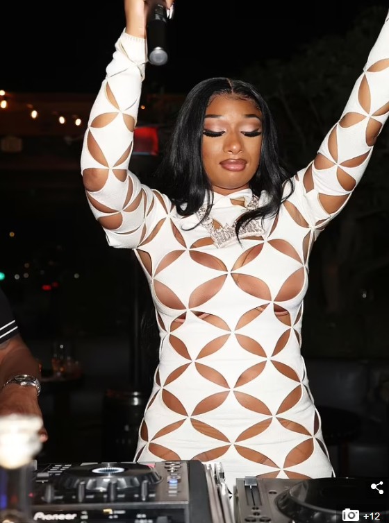 Xuất hiện trong buổi tiệc của ca sĩ Lil' Kim, Megan Thee Stallion gây nhức mắt với mẫu trang phục cut-out hở da thịt lỗ chỗ của mình.