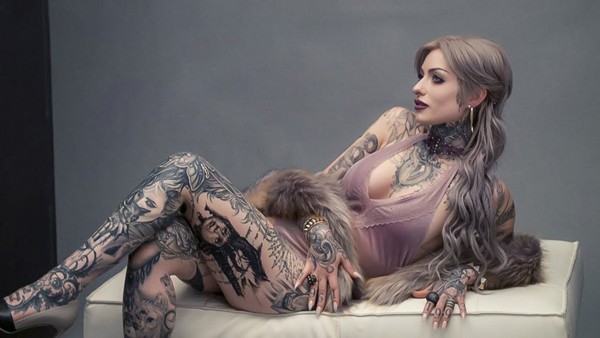 Ryan Ashley gây chú ý khi tham gia chương trình Ink Master mùa 8. Cô trở thành thí sinh nữ đầu tiên giành chiến thắng cao nhất của cuộc thi dành riêng cho các thợ xăm, được ví như " phù thủy" xăm hình tại Mỹ.