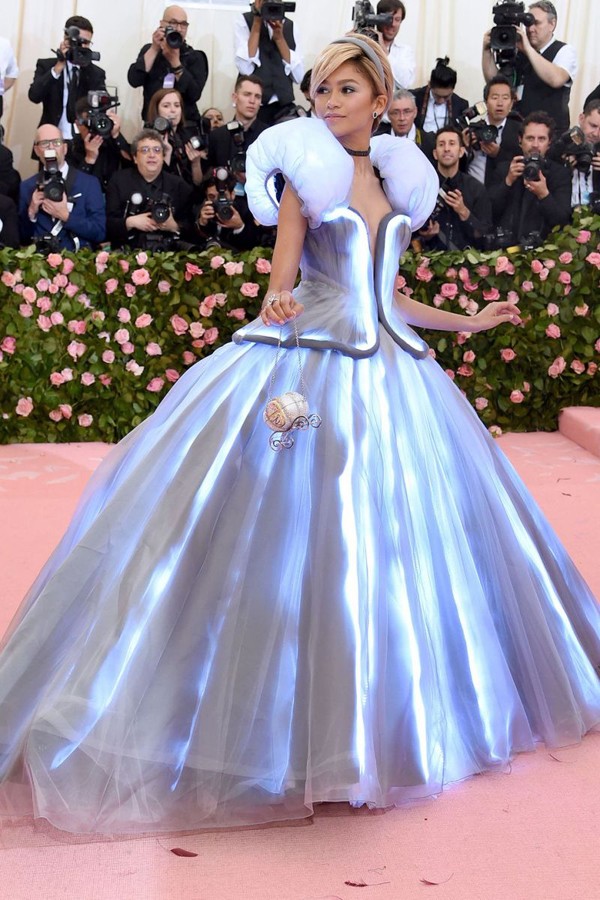 Tham dự Met Gala 2019, Zendaya chọn mặc bộ đầy lấy cảm hứng từ cô bé Lọ Lem của nhà thiết kế Tommy Hilfiger. Màn ra mắt của Zendaya thực sự ấn tượng khi chiếc váy có khả năng đổi màu, phát sáng sau khi cây đũa thần của Bà tiên đỡ đầu chạm vào.