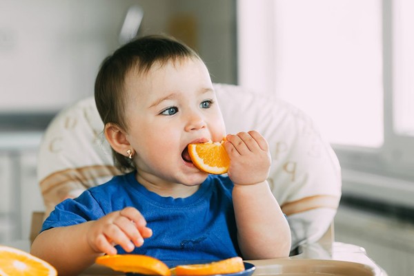 Giao mùa xuân hè, nhiệt độ không khí ngày càng tăng cao. Đây cũng là thời điểm dịch bệnh phát triển mạnh, khiến trẻ dễ ốm, ăn không ngon. Để cải thiện sức khỏe, bố mẹ cho trẻ ăn nhiều trái cây vì nghĩ rằng chúng chứa lượng dinh dưỡng lớn, vị thanh mát dễ ăn. (Ảnh minh họa)