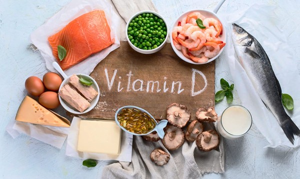 Vitamin D là vi chất thiết yếu với cơ thể. Nhiệm vụ chính của vitamin D là giúp cơ thể hấp thu canxi từ thức ăn tiêu thụ hàng ngày. Bên cạnh đó, vitamin D đóng vai trò cần thiết trong việc sản xuất insulin và tăng cường hệ miễn dịch. (Ảnh minh họa)