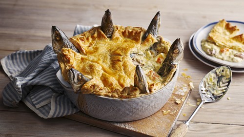  Bánh Stargazy Pie. Stargazy Pie là  món bánh độc lạ, cực bổ dưỡng. Vậy nhưng, so với các loại bánh ngọt truyền thống, Stargazy Pie có hình thức khá “dọa người” khi bánh được bày biện với phần đầu cá mòi hướng lên trên, đôi mắt như nhìn chằm chằm vào thực khách. (Ảnh: Oddee, minh họa)