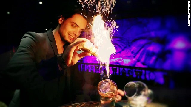 Cocktail Rum blazer với giá 17 USD tại London. Được pha chế đẹp mắt bằng cách làm cho hỗn hợp gây cháy tóe lửa ngay tại nơi pha chế.