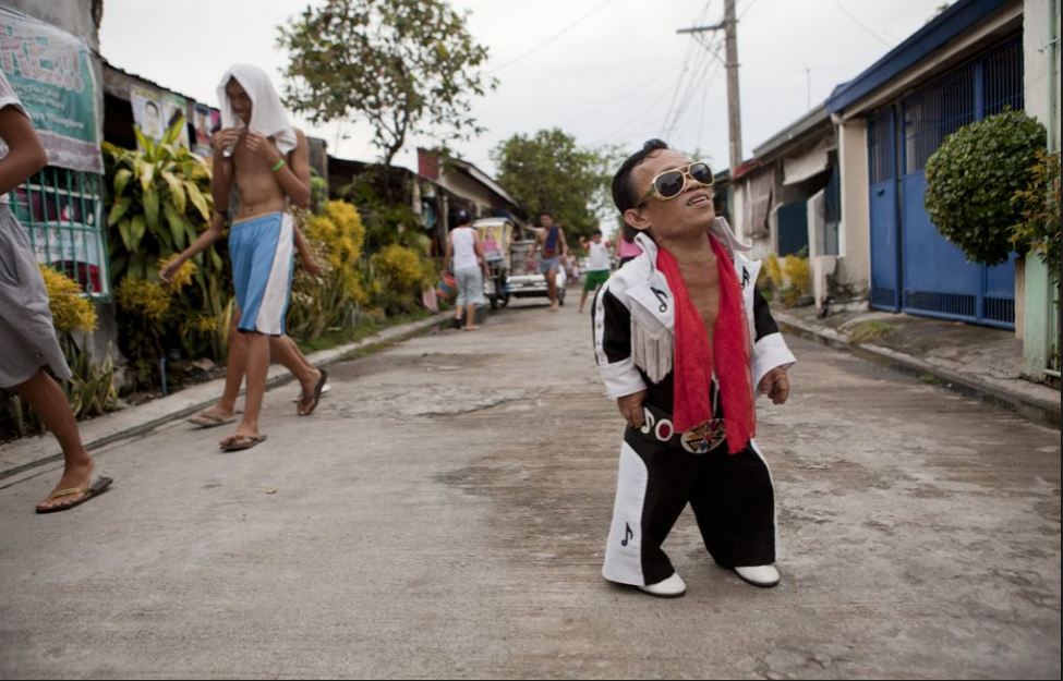 Nestor Peñaflor, anh chàng tự phong mình là ca sĩ đứng bên ngoài nhà của mình tại Manila, Philippine.