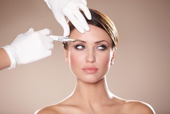 Tác dụng của botox. Nhiều người thường nhầm lẫn tác dụng thực sự của botox trong cuộc chiến chống lại tuổi tác. Thực tế, botox chỉ có tác dụng làm thả lỏng các cơ trong vòng dưới 5 tháng. Nó không làm biến mất các nếp nhăn, chỉ làm quá trình co cơ không diễn ra trong thời gian tiêm botox. Hết 5 tháng, gương mặt bạn lại xuất hiện các nếp nhăn như cũ.