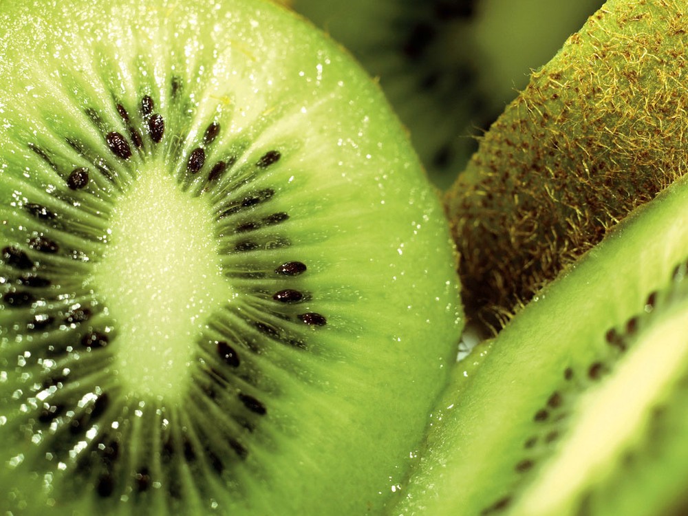 Quả Kiwi. Kiwi là một loại quả có hàm lượng chất chống ô-xy hóa cao lại giàu dinh dưỡng như vitamin C, vitamin B và vitamin D, chất xơ tự nhiên, canxi , phốt pho, kali , các nguyên tố vi lượng và khoáng chất. Vitamin C trong Kiwi có tác dụng tốt trong việc tái tạo tế bào da và phòng ngừa các nếp nhăn, giảm quá trình lão hóa của da, ngăn các sắc tố có hại và giúp da trắng sáng.