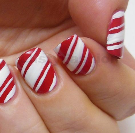 Mẫu nail đơn giản hình kẹo ngọt luôn là sự lựa chọn hàng đầu cho đêm Giáng sinh.