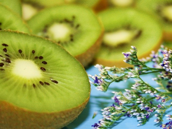 Quả kiwi. Đây là loại siêu thực phẩm tốt cho bà bầu. Ngoài canxi, kiwi còn rất giàu vitamin C (như cam).