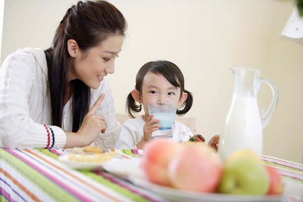 Hãy cố gắng duy trì những bữa ăn chính của trẻ sao cho không có thay đổi nhiều so với những ngày bình thường. Ví dụ, khi trẻ vừa thức dậy thì nên cho ăn bữa sáng đủ no, nếu trẻ đòi ăn thêm bánh kẹo, mứt…, bạn hãy dùng kẹo, mứt đó làm phần thưởng cho trẻ sau khi trẻ ăn hết suất hoặc có thể ăn sáng ít đi một chút và cho ăn bánh kẹo ngay sau khi ăn sáng.