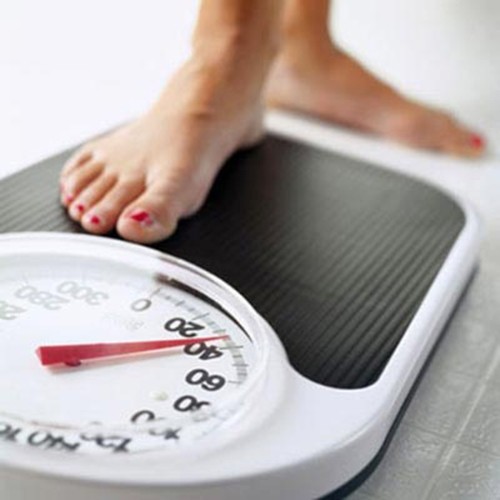 Xác định chỉ số cơ thể BMI. Bởi chỉ số cơ thể là một trong những yếu tố quan trọng nhất quyết định bạn có nên thực hiện phẫu thuật dạ dày giảm cân hay không. Nếu chỉ số BMI của bạn lớn hơn hoặc bằng 32,5 bạn có thể quyết định phẫu thuật giảm cân, nếu từ 20-25 thì bạn nên quyết định lại.