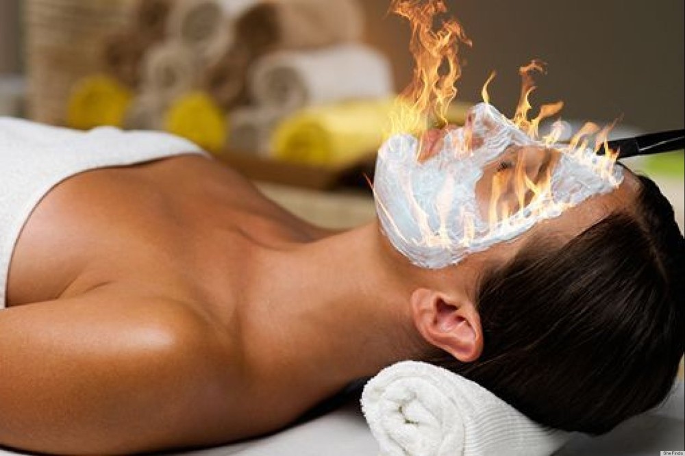 Đốt lửa massage mặt là cách mà các chuyên gia trị liệu tại các thẩm mỹ viện tại Trung Quốc đang sử dụng để kích thích sự tái tạo tế bào và làm trẻ hóa làn da.