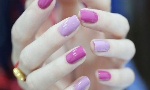 Làm khô màu sơn móng tay. Mùa hè màu nail khô rất nhanh, nhưng mùa đông bạn sẽ cần đến máy sấy nếu không muốn ngồi chờ móng tay khô thật lâu.