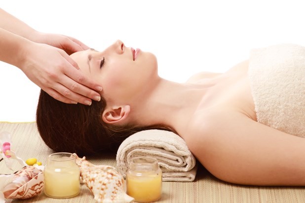  Đi spa. Nhân dịp này hãy dốc hầu bao để đến các viện thẩm mỹ, beauty salon và tận hưởng cảm giác thư giãn hoàn toàn. Còn nếu không có đủ điều kiện cho một chuyến spa, hãy tự phục vụ tại nhà. Bạn sẽ cảm thấy vui tươi hơn khi mỗi ngày nhìn vào gương lại thấy mình đẹp hơn.